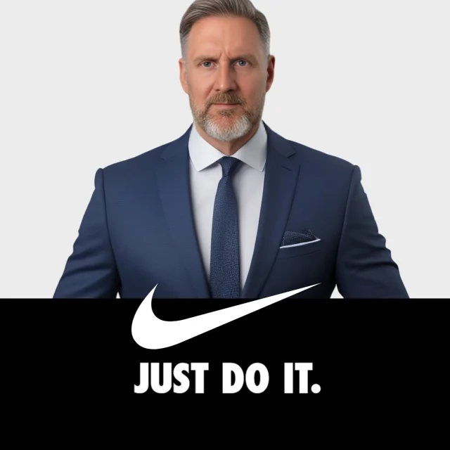 💥 Motivation ist Quatsch. Ja, wirklich.

Sie ist nie da, wenn man sie braucht. Motivation ist keine Frage des Willens – sie ist eine Fähigkeit.

👉 Die Fähigkeit, zu fühlen, was du fühlst – Zweifel, Angst, Unsicherheit – und trotzdem zu tun, was getan werden muss.

Ich stehe im Fitnessstudio. Vor mir das Laufband. Ich weiß, ich sollte einfach starten, aber mein Kopf sagt: “Nicht jetzt. Vielleicht später. Morgen ganz bestimmt.”
Während ich da stehe, schweift mein Blick ab – und da hängt es, riesengroß an der Wand:

Just do it.

Drei einfache Wörter. Aber je länger ich sie anstarre, desto klarer wird mir, warum dieser Slogan so kraftvoll ist.

Welches Wort ist hier das stärkste?
• Do? Nein.
• Just.

„Do it“ allein fühlt sich an wie ein Befehl – aggressiv, fordernd. Genau das, was unser Gehirn instinktiv ablehnt.
Aber “Just”? Das ist der Schlüssel.

Es sagt nicht: „Gib alles, sei perfekt, jetzt sofort!“
Es sagt: „Hey, ich weiß, du zögerst. Ich weiß, es fühlt sich gerade nicht ideal an. Aber tu’s einfach – ohne Drama, ohne endloses Nachdenken.“

💡 Ich drücke auf Start.
Nicht, weil ich motiviert bin. Sondern, weil ich aufhöre zu warten.

Genau dafür steht Just do it. Es erkennt diesen Moment des inneren Widerstands an – und schiebt dich sanft darüber hinweg.

Und jetzt? Jetzt laufe ich.

Weil das Leben nicht auf Motivation wartet. Es wartet auf dein Handeln.

Also, was hält dich gerade zurück?

#JustDoIt #MindsetShift #Selbstführung #Leadership #Transformation