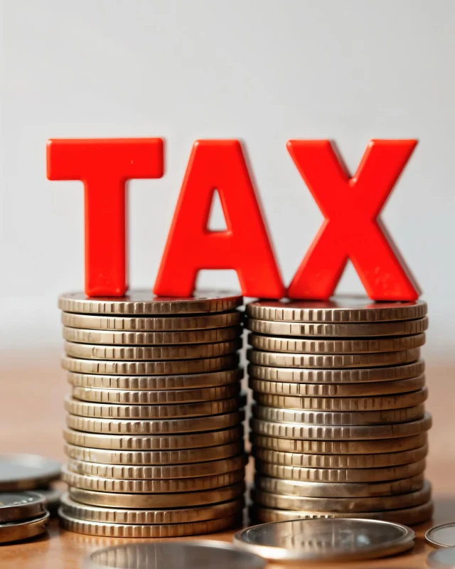 Ich LIEBE das Finanzamt.

Ich verstehe aber nicht, warum die meisten sich in DE über zu hohe Steuern beklagen?

JEDES MAL DIESELBE LEIER.

Sie bekomme diesen wunderschönen Brief vom Finanzamt – und was machen die meisten?

Heulen rum, als hätte man ihnen das letzte Stück Brot geklaut.

„Oh nein, ich muss Steuern zahlen.“

Ja, Glückwunsch, du hast Geld verdient!

Denn dieser Brief bedeutet nur eins: Ich bin produktiv, ich setze um, ich mache Cash.

Und wisst ihr, wer am entspanntesten ist?

Die Leute, die ihre Steuern einfach zahlen können.

Warum?

Weil sie genug verdienen, um sich keinen Kopf machen zu müssen.

Aber nein, die meisten verballern ihre Energie damit, sich über Steuern aufzuregen, anstatt einfach mehr zu verdienen.

Steuern sind die Steuer des Erfolgs.

Keine Steuern = kein Erfolg.

Je mehr du zahlst, desto mehr machst du richtig.

Ich sehe so viele Leute, die sich über jede einzelne Steuererhöhung aufregen, als wäre das das Ende der Welt.

Aber dieselben Leute haben jeden Tag Zeit, drei Stunden über Politik zu diskutieren, fünf Meetings ohne Ergebnisse abzuhalten und dann noch 30 Minuten darüber zu jammern, wie unfair das Leben ist.

Wer ERFOLG hat, denkt anders.

Er sieht den Steuerbescheid nicht als Strafe, sondern als Medaille.

Das Finanzamt verschickt keine Rechnungen – es verschickt Anerkennungen.

Der Steuerbescheid ist eine AUSZEICHNUNG vom Finanzamt - für deinen Erfolg!

Weißt du, wer keine Steuern zahlt?

Leute, die pleite sind. Leute, die keinen Umsatz machen. Leute, die sich vor der Realität verstecken.

Umsatz kommt von UMSETZEN.

Die Frage ist also nicht: „Wie kann ich weniger Steuern zahlen?“

Die Frage ist: „Wie kann ich so viel verdienen, dass mir die Steuer egal ist?“

Weniger heulen. Mehr machen.

PS: Vielleicht lasse ich jeden Steuerbescheid in Zukunft einrahmen, was meint ihr?